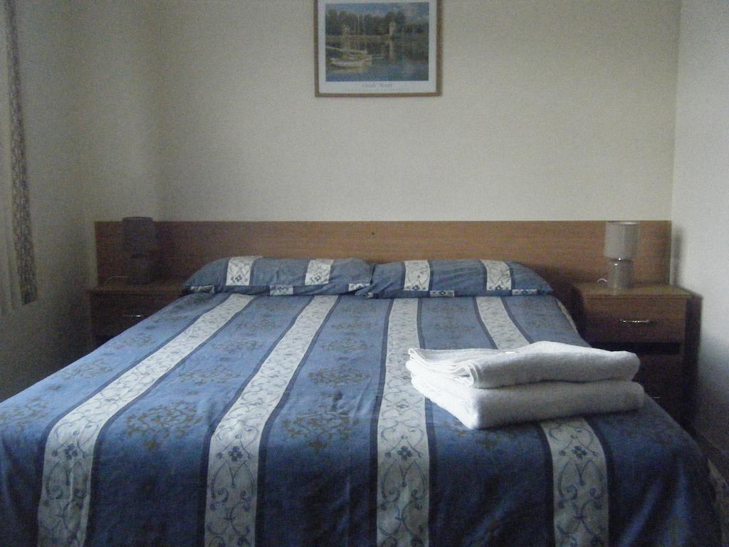 Tudor Court Hotel Swansea Room photo