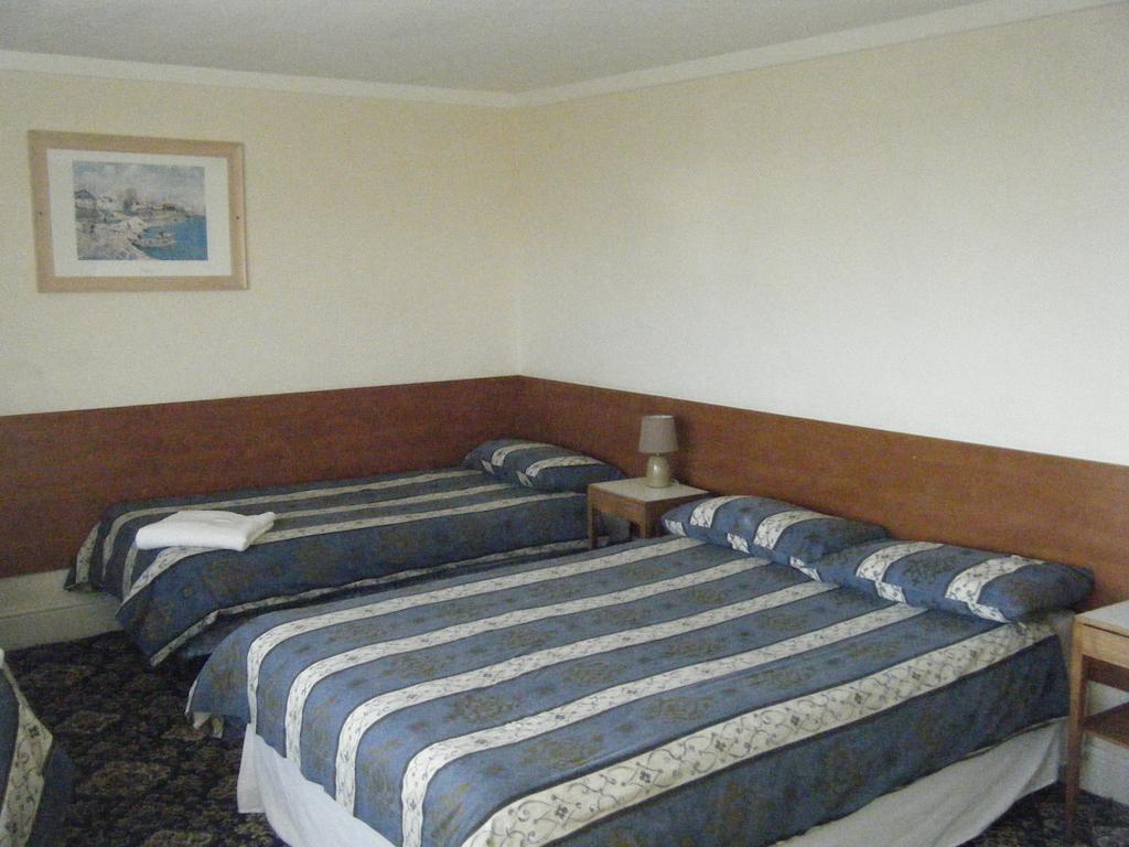 Tudor Court Hotel Swansea Room photo