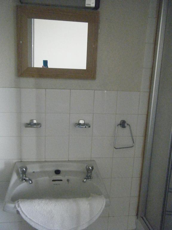 Tudor Court Hotel Swansea Room photo