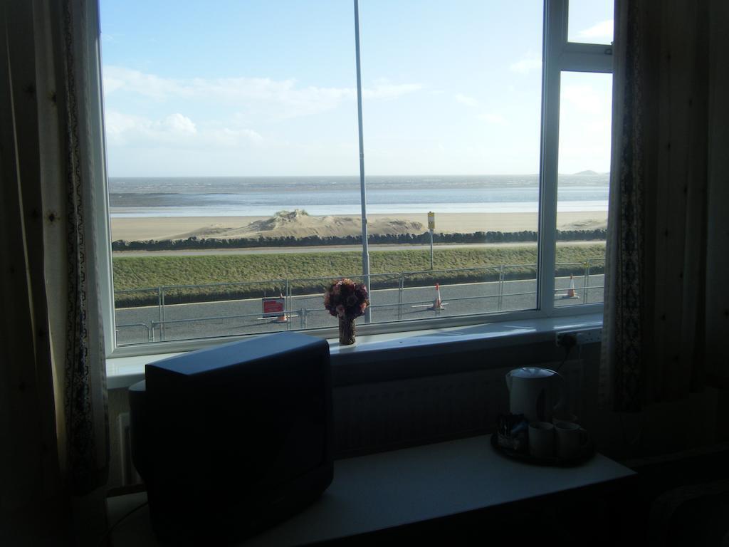 Tudor Court Hotel Swansea Room photo