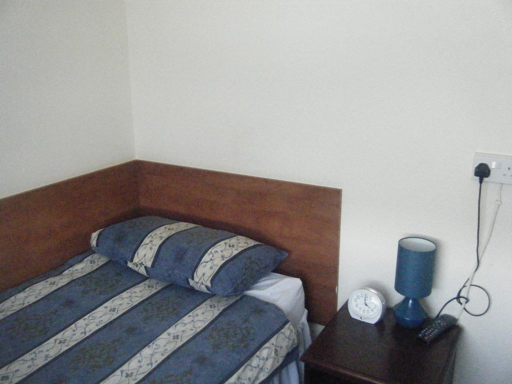 Tudor Court Hotel Swansea Room photo