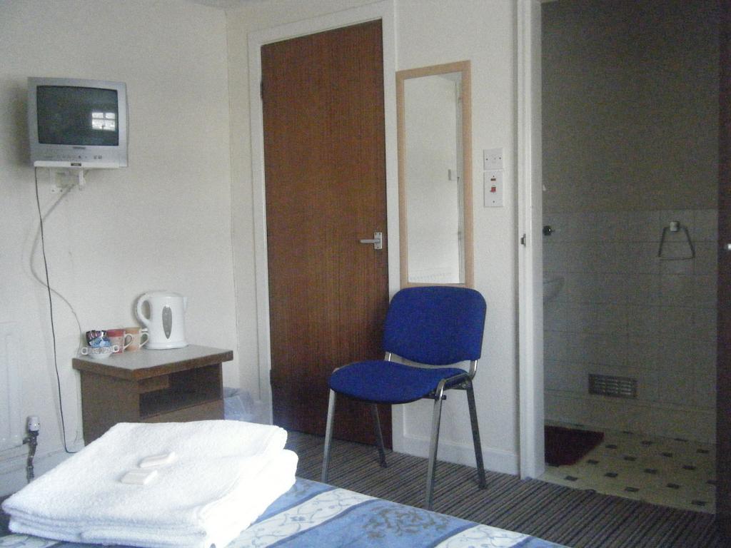 Tudor Court Hotel Swansea Room photo