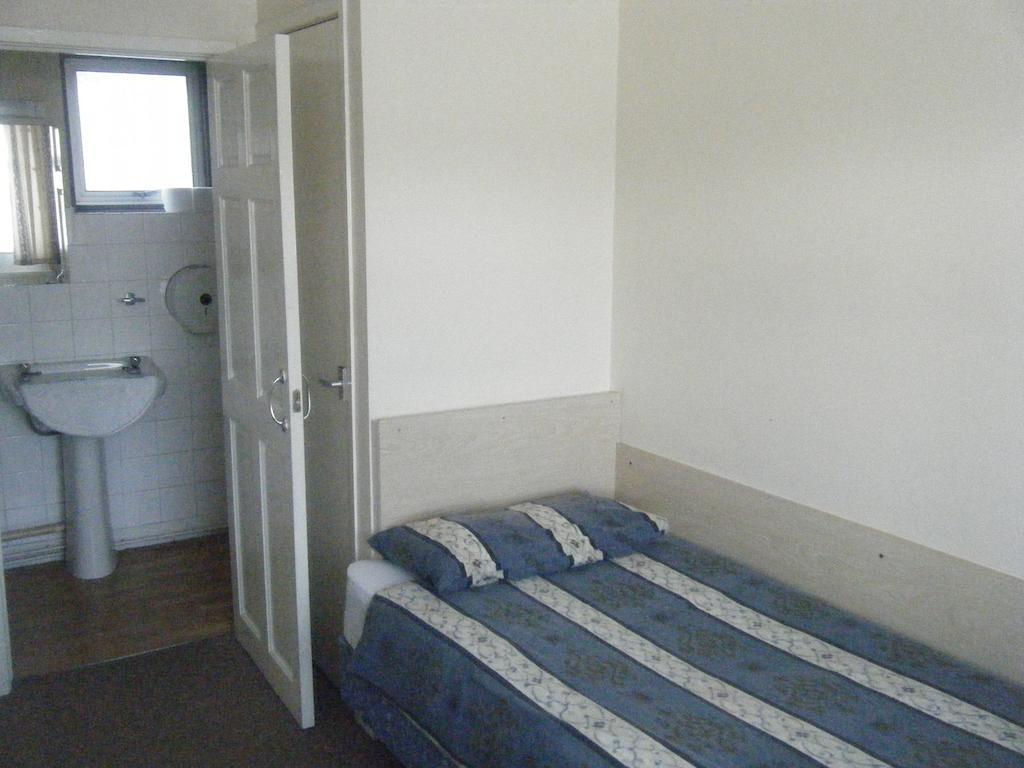 Tudor Court Hotel Swansea Room photo