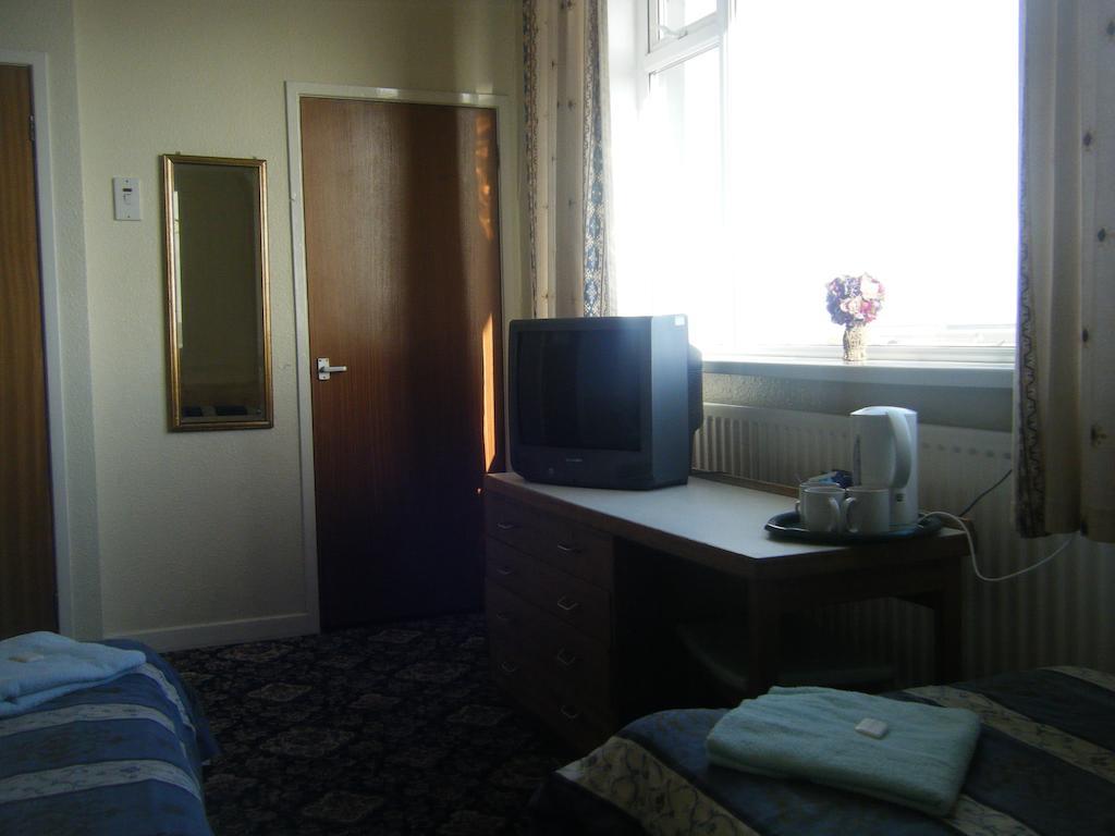 Tudor Court Hotel Swansea Room photo